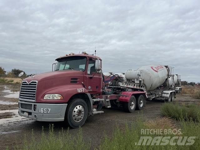 Mack CXU613 牵引车