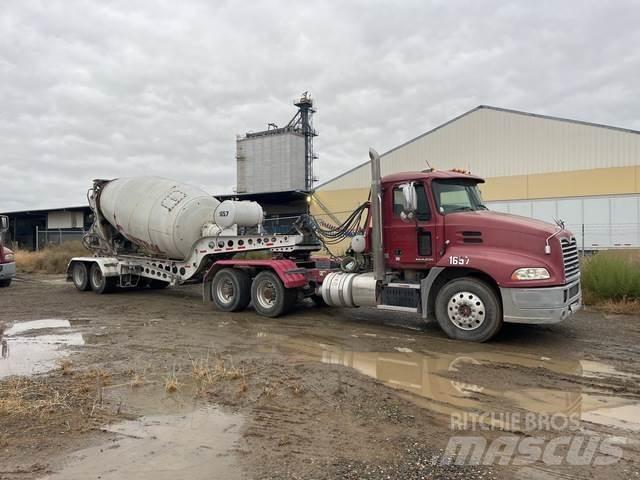 Mack CXU613 牵引车