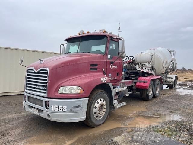 Mack CXU613 牵引车