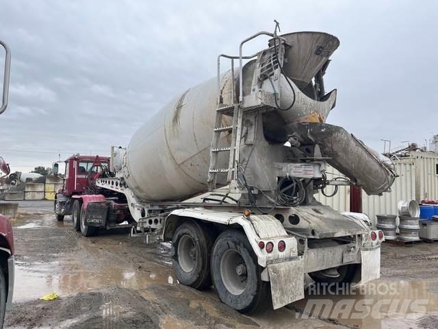 Mack CXU613 牵引车