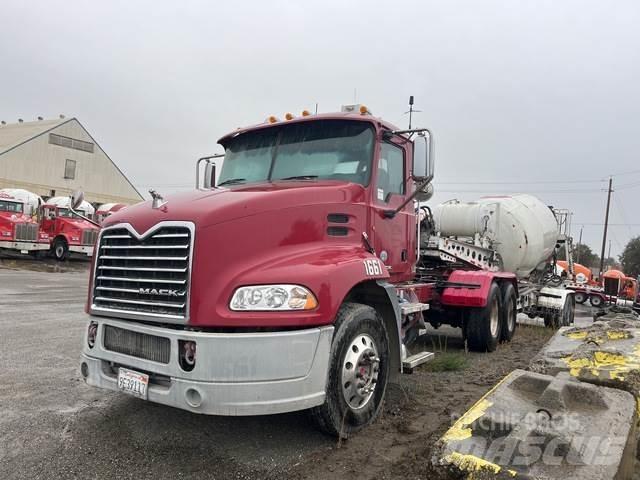 Mack CXU613 牵引车