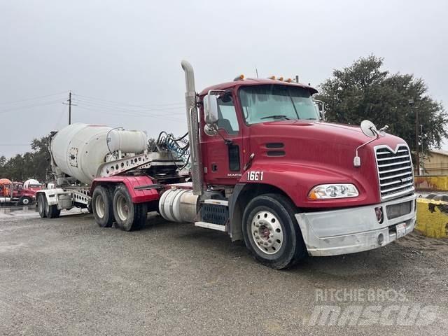 Mack CXU613 牵引车