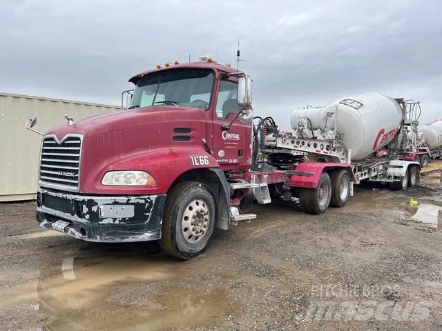 Mack CXU613 牵引车