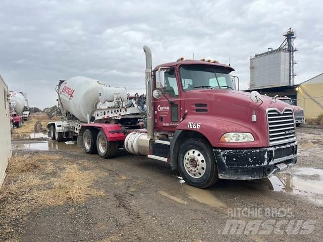 Mack CXU613 牵引车