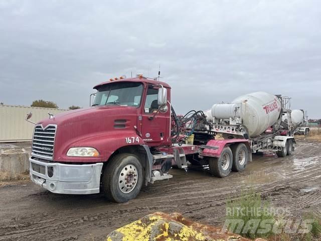 Mack CXU613 牵引车