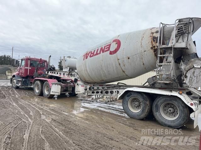 Mack CXU613 牵引车