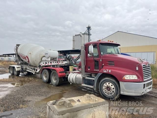 Mack CXU613 牵引车