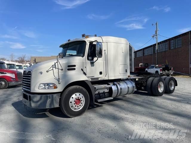 Mack CXU613 牵引车