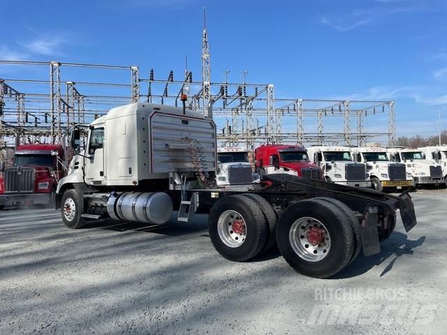 Mack CXU613 牵引车