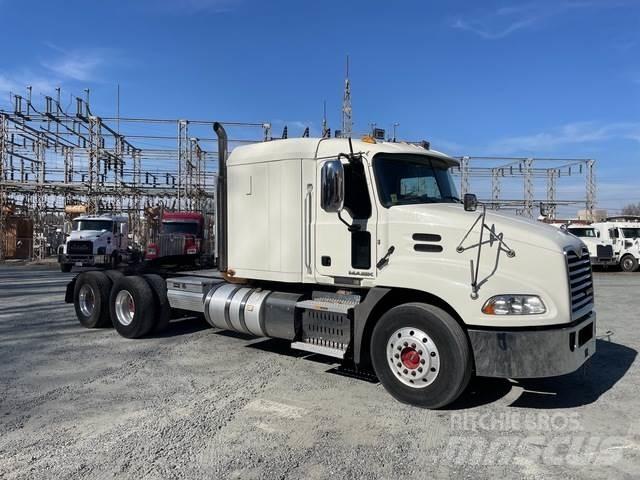 Mack CXU613 牵引车