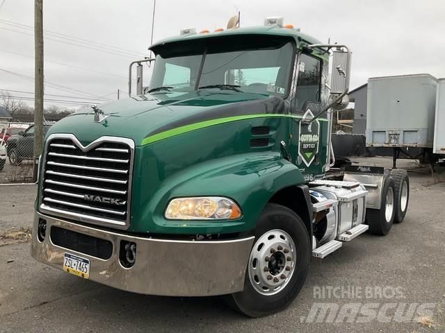 Mack CXU613 牵引车