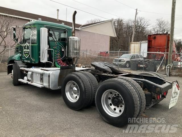 Mack CXU613 牵引车
