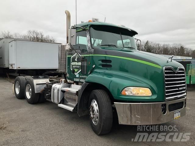 Mack CXU613 牵引车