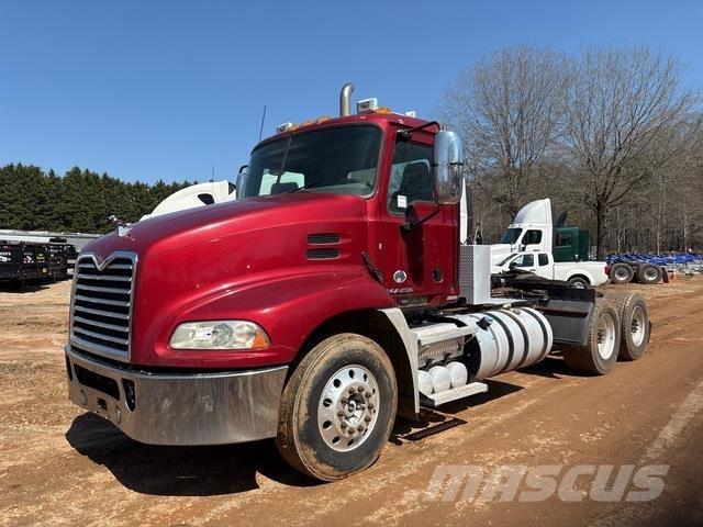 Mack CXU613 牵引车