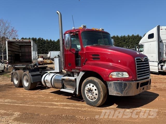 Mack CXU613 牵引车