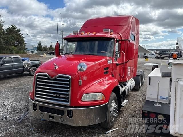 Mack CXU613 牵引车