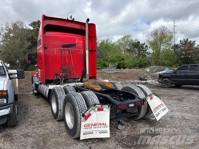 Mack CXU613 牵引车