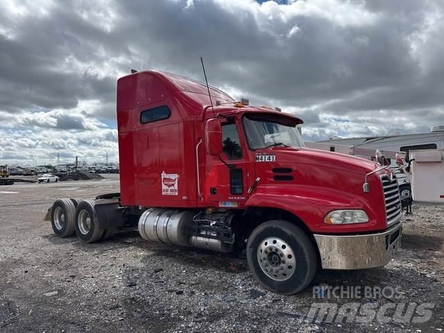Mack CXU613 牵引车