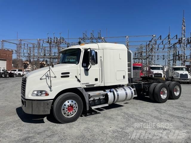Mack CXU613 牵引车