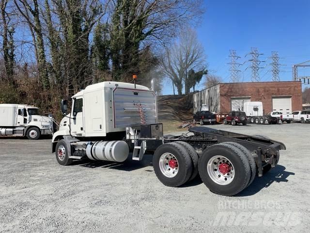 Mack CXU613 牵引车