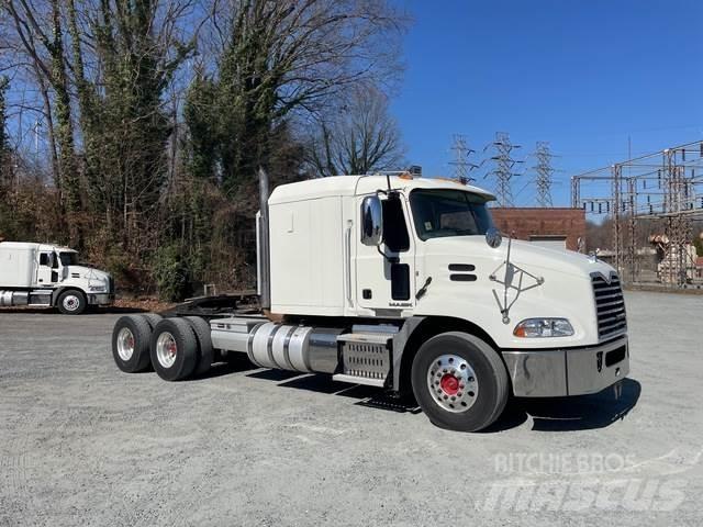 Mack CXU613 牵引车