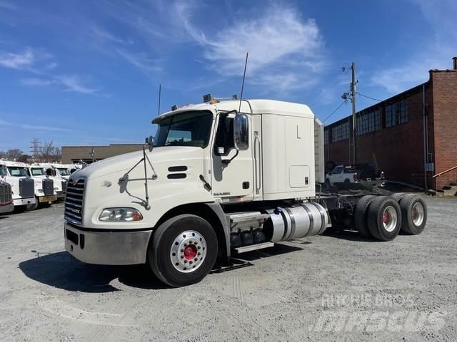 Mack CXU613 牵引车