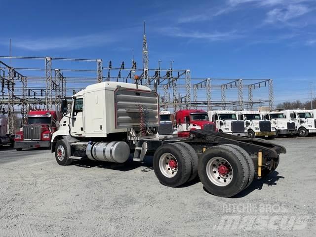 Mack CXU613 牵引车