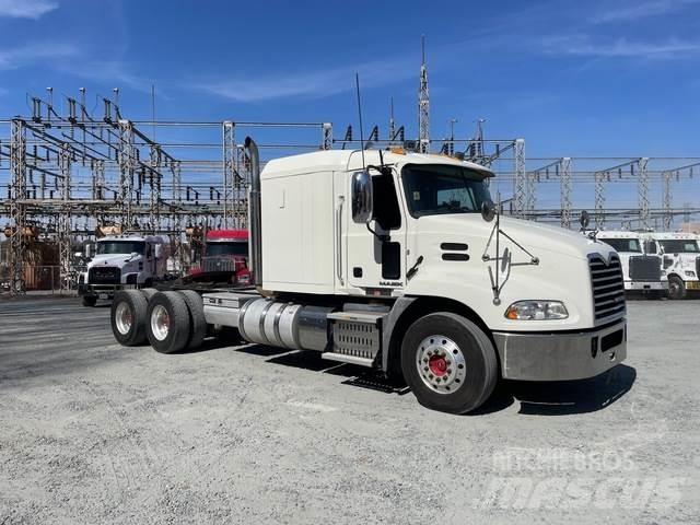 Mack CXU613 牵引车