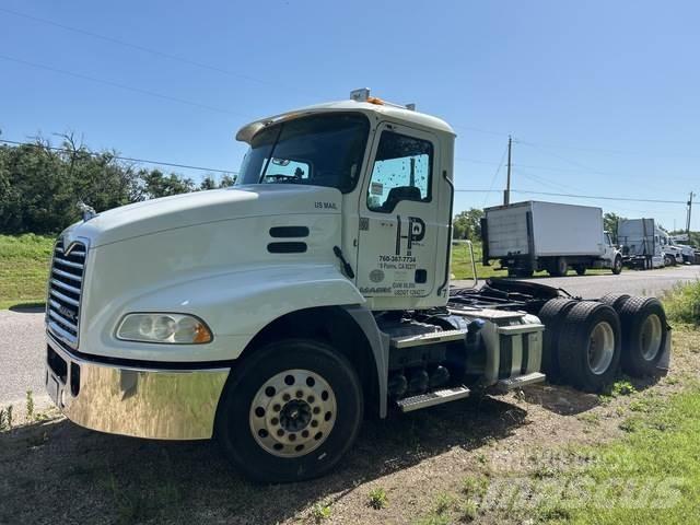 Mack CXU613 牵引车