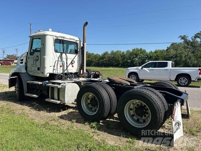 Mack CXU613 牵引车