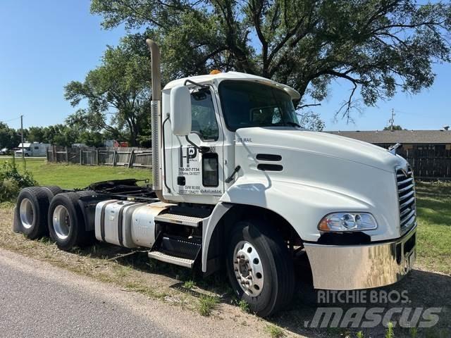 Mack CXU613 牵引车