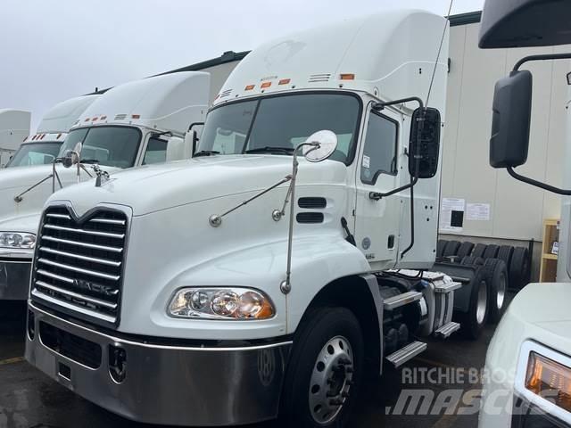 Mack CXU613 牵引车