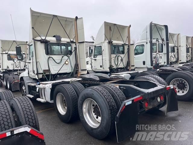 Mack CXU613 牵引车