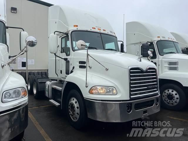 Mack CXU613 牵引车