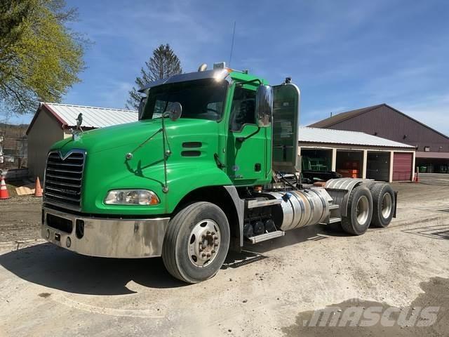 Mack CXU613 牵引车