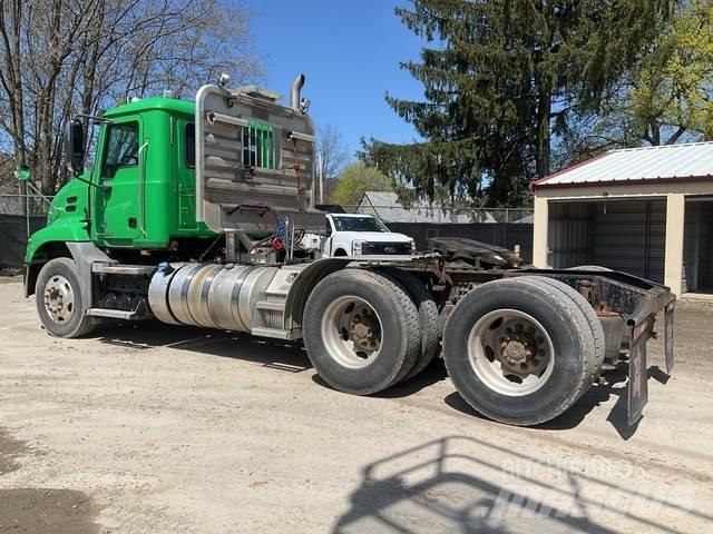 Mack CXU613 牵引车