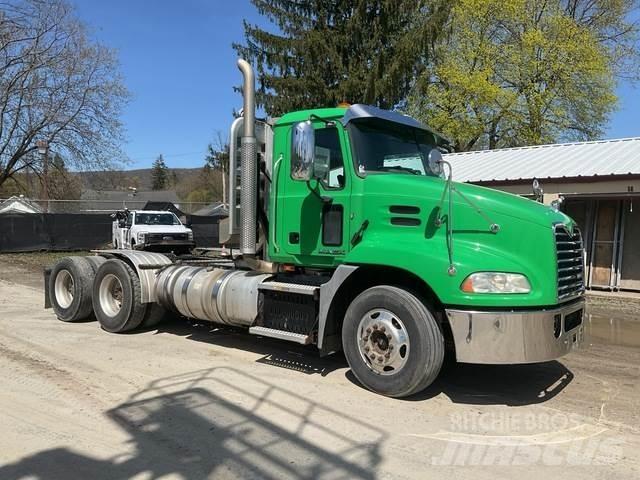 Mack CXU613 牵引车