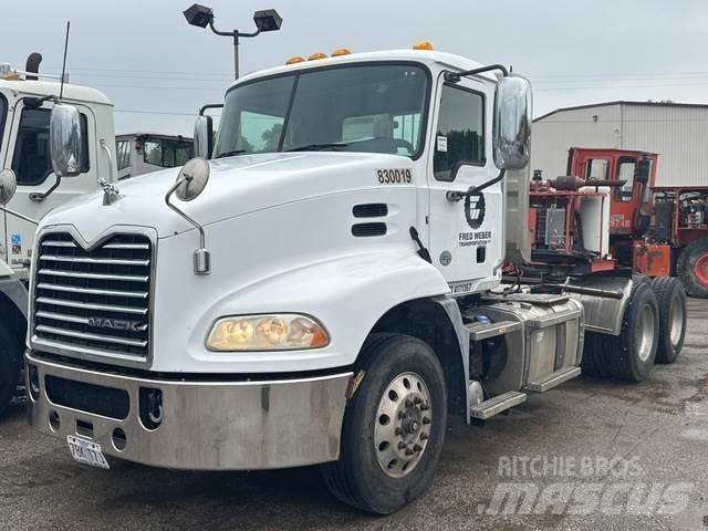 Mack CXU613 牵引车