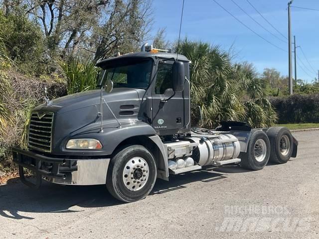 Mack CXU613 牵引车