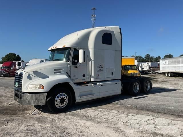 Mack CXU613 牵引车