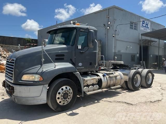 Mack CXU613 牵引车