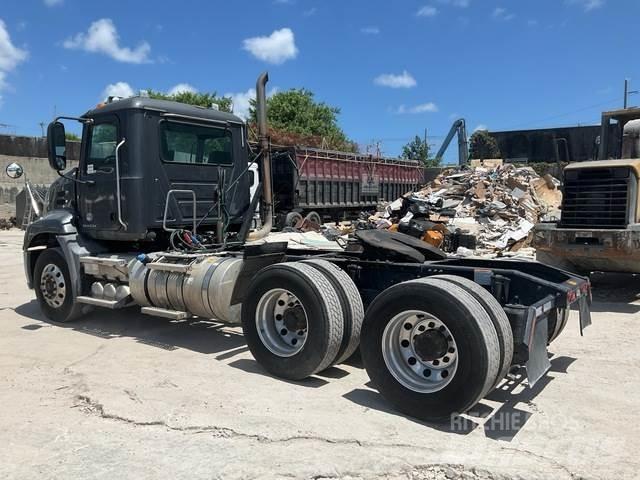 Mack CXU613 牵引车