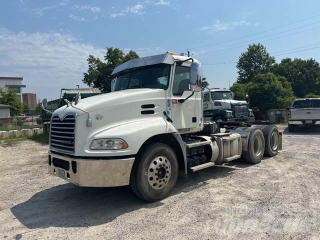 Mack CXU613 牵引车