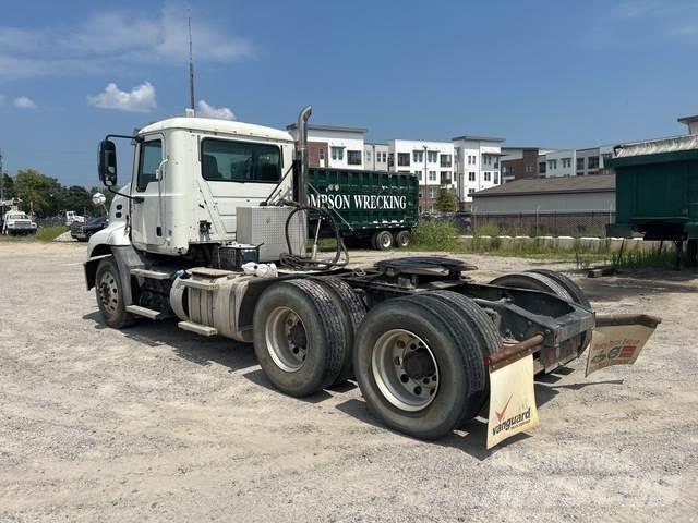 Mack CXU613 牵引车