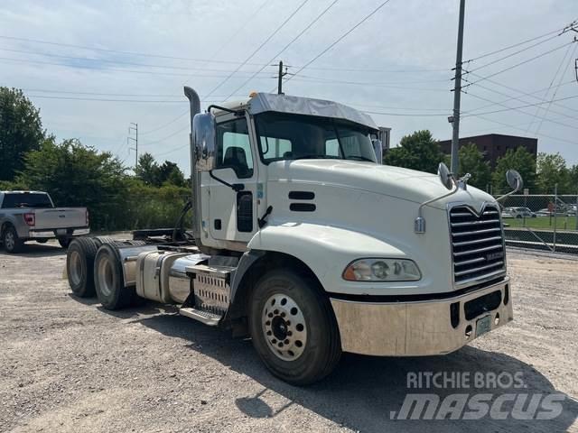 Mack CXU613 牵引车