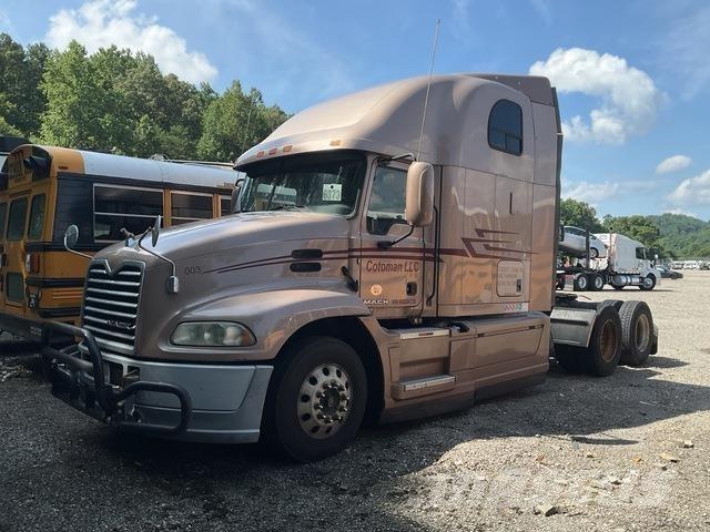 Mack CXU613 牵引车