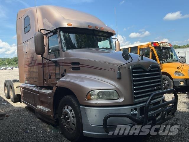 Mack CXU613 牵引车