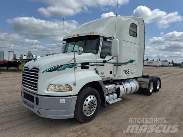 Mack CXU613 牵引车