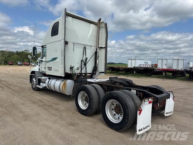 Mack CXU613 牵引车