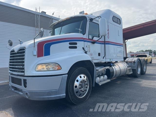 Mack CXU613 牵引车